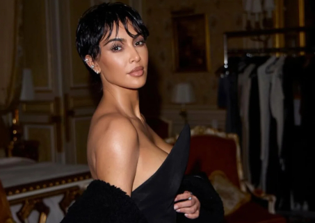 Kim Kardashian deslumbra en París con su cambio más audaz: el “Paris Pixie” que redefine la elegancia