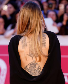 Angelina Jolie deslumbra en Roma: elegancia, valentía y arte en la alfombra roja de Couture