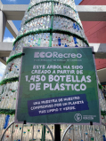 Un árbol de navidad hecho de botellas recicladas
