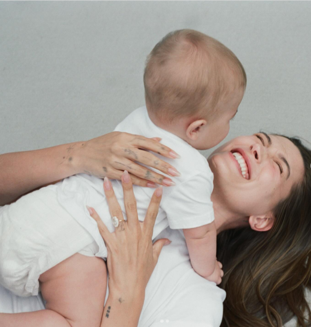 Hailey Bieber celebra con ternura el primer cumpleaños de su hijo Jack Blues