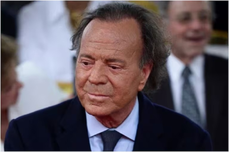 Julio Iglesias y la Batalla Contra el Tiempo: El Osteoblastoma que Afecta su Movilidad